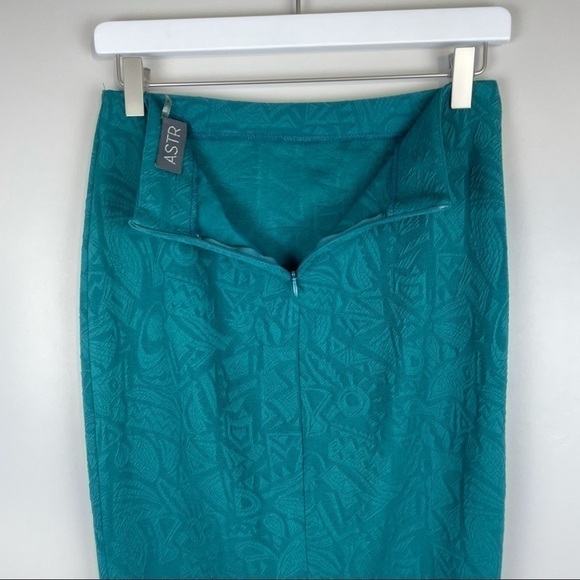 ASTR Dark Green Jacquard Midi Pencil Skirt - Picture 3 of 5